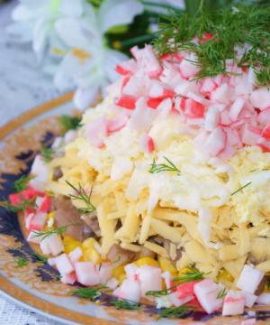 Yengeç çubukları ve mantarlı salata Mantar, mısır ve yengeç çubukları salatası