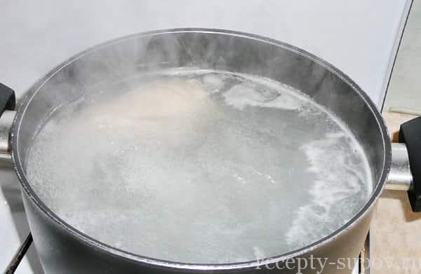 Простой суп с лапшой и картошкой.