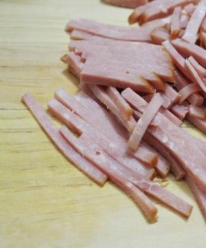 Šalát s kuracím mäsom a šunkou – najlepšie osvedčené recepty