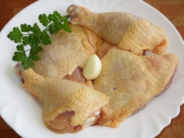 Куриные бедрышки под соусами.