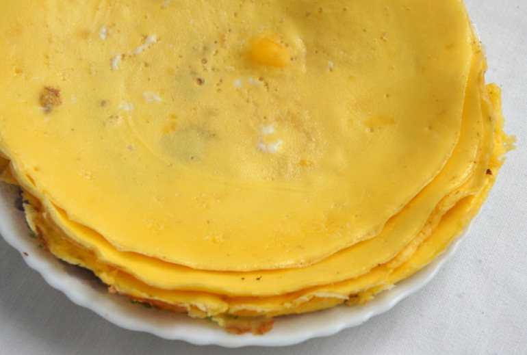 Салат с рыбой и крабовыми палочками – необычное блюдо на столе.