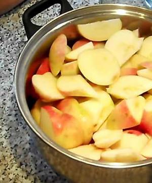 Priehľadná cukrovinka z plátkov jabĺk