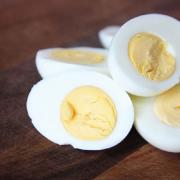 1 कठोर उबले अंडे में कितनी किलो कैलोरी होती है
