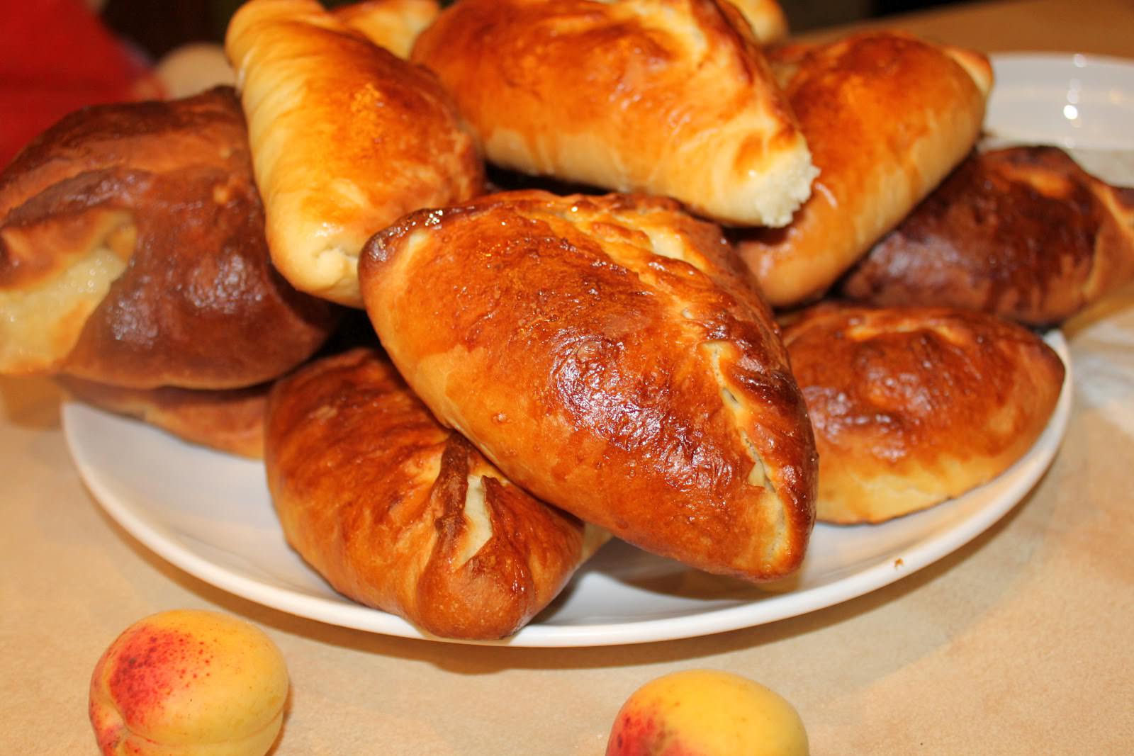 Булочка с майонезом и колбасой.