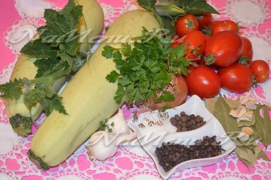 Консервированные кабачки с перцем и помидорами.