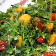 Salát s koriandrem a rajčaty