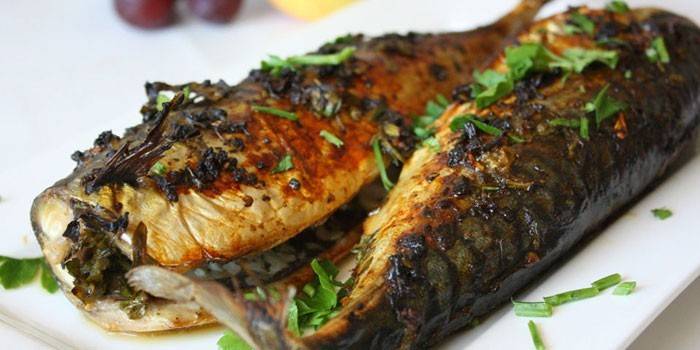Скумбрия запеченная в духовке очень вкусно.