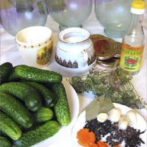 Маринованные хрустящие корнишоны.