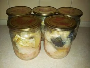 Скумбрия, соленая в масле.