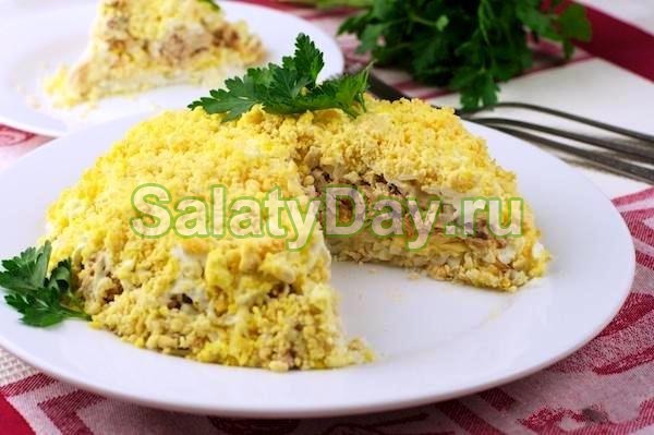 Салат «Мимоза» с сыром и сливочным маслом.