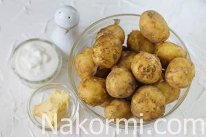 Приготовление молодой картошки со сметаной.