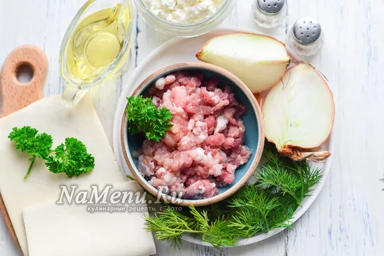 Сытный мясной пирог из слоеного теста с фаршем.