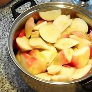 Confiture de pommes transparente en tranches