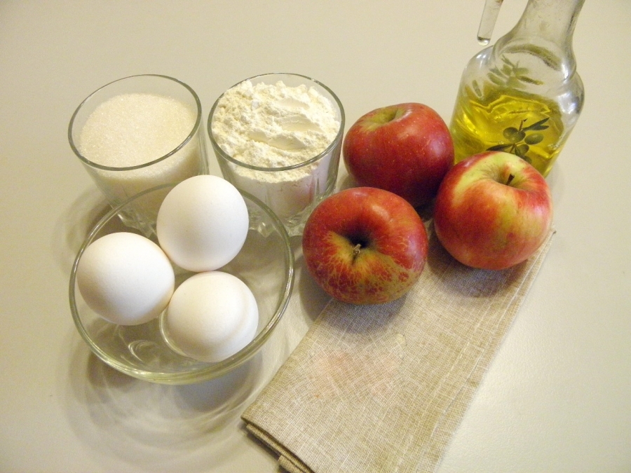 Масло яблоки мука. Шарлот яблочный Ингредиенты. Ингредиенты для шарлотки с яблоками. Продукты для шарлотки с яблоками. Шарлотка яйцо мука сахар яблоки.