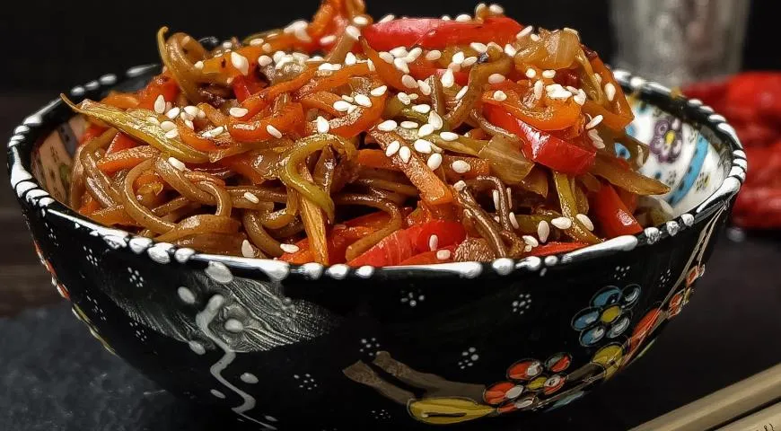 Гречневая лапша с овощами в воке с соусом якисоба