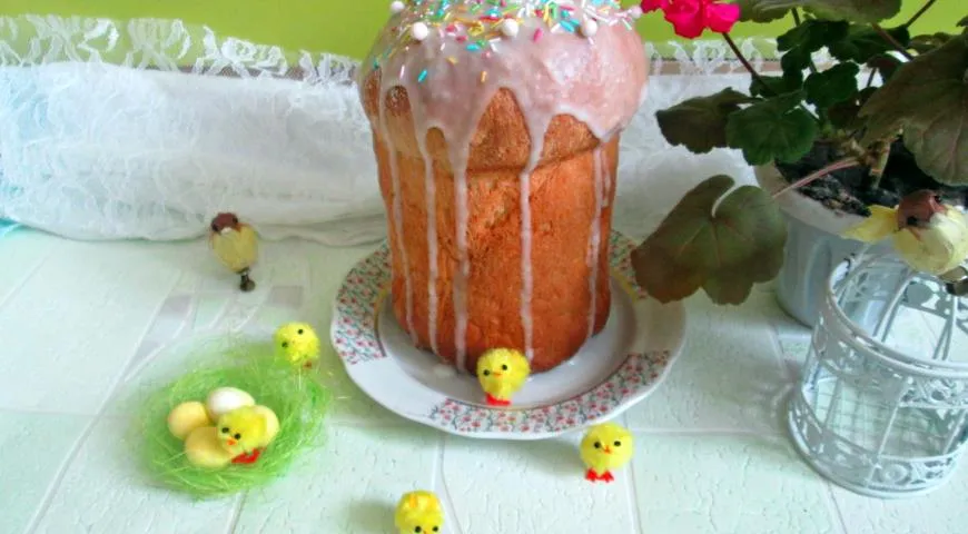Кулич с ромом и цукатами, покрытый сахарной глазурью и посыпкой — шаг 5