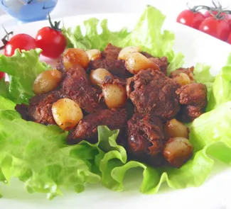 Мясо по-гречески: говядина с луком и корицей