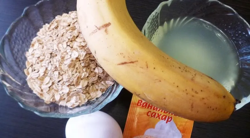 Овсяно-банановые оладьи без муки и сахара, сложенные горкой на тарелке — шаг 1