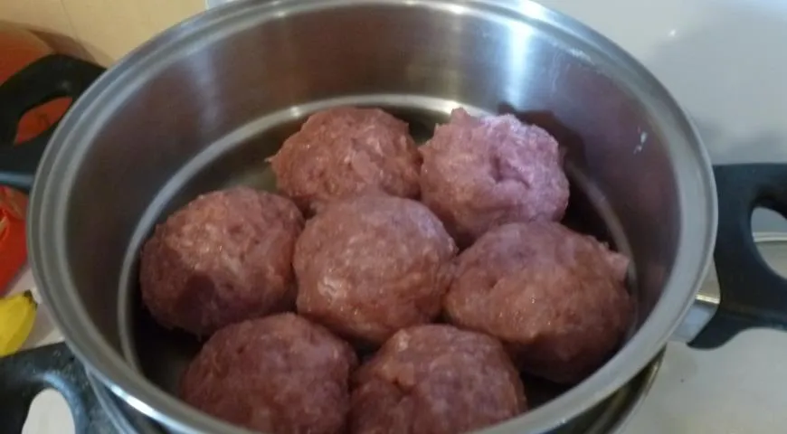 Паровые тефтели из индейки с сырной начинкой и сливочным соусом на тарелке — шаг 1