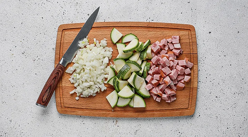 Птитим с балыковой колбасой, морковью и цукини в глубокой сковороде, посыпанный петрушкой — шаг 3