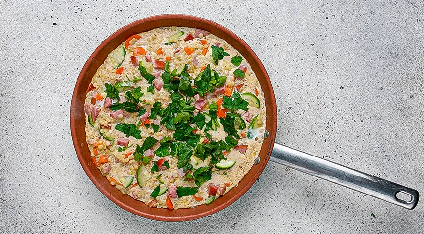 Птитим с балыковой колбасой, морковью и цукини в глубокой сковороде, посыпанный петрушкой — шаг 7