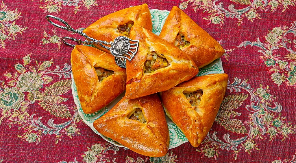 Эчпочмак с курицей и картошкой: треугольные пирожки из дрожжевого теста