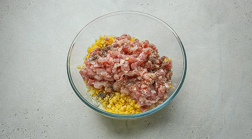 Румяные треугольные эчпочмаки с курицей и картошкой на противне — шаг 2
