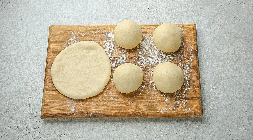 Румяные треугольные эчпочмаки с курицей и картошкой на противне — шаг 3