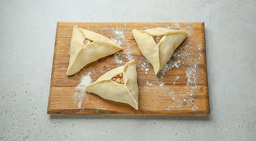 Румяные треугольные эчпочмаки с курицей и картошкой на противне — шаг 4