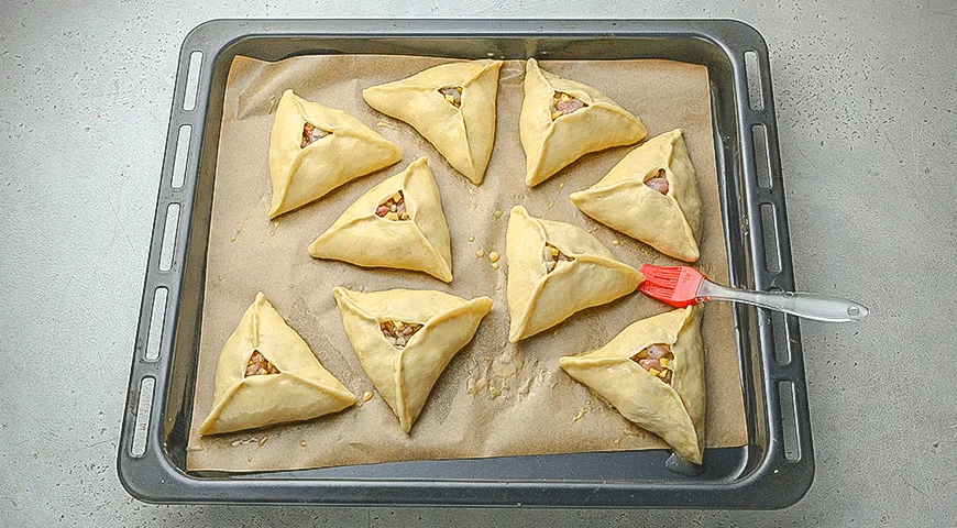 Румяные треугольные эчпочмаки с курицей и картошкой на противне — шаг 5