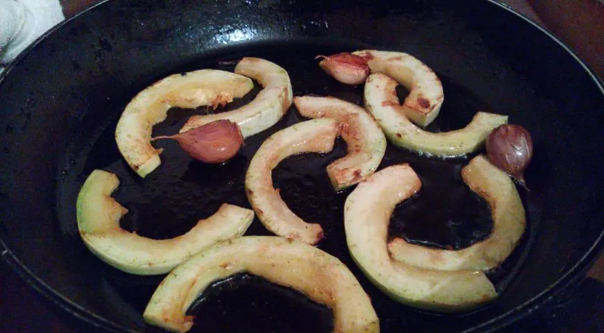 Тёплый салат из обжаренных баклажанов, кабачка, моркови и черри с зеленью — шаг 2