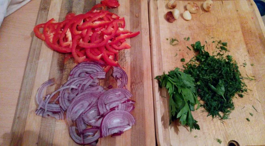 Тёплый салат из обжаренных баклажанов, кабачка, моркови и черри с зеленью — шаг 5