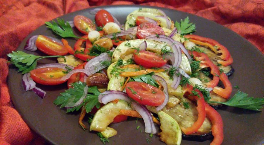 Тёплый салат из обжаренных баклажанов, кабачка, моркови и черри с зеленью — шаг 6