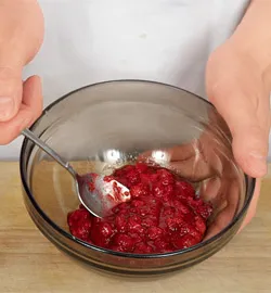 Творожная запеканка с земляничным соусом и сливками — шаг 4